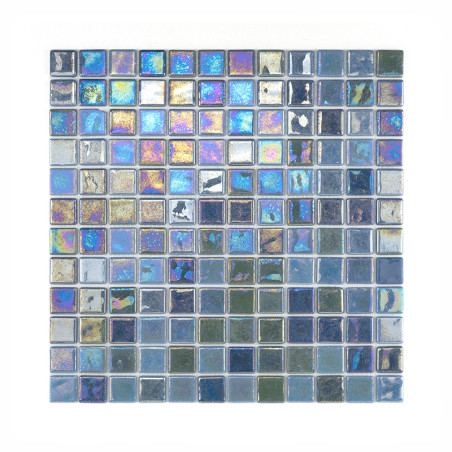 Quadratische Glasfliesen mit schillernden Farbtönen reflektieren das Licht und sind in einem Gittermuster angeordnet, wodurch ei