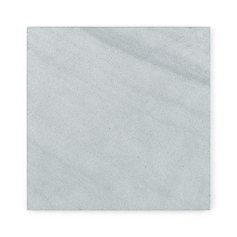Carrelage carré en pierre. affichant une surface gris clair marbrée. ensemble isolé sur un fond blanc uni.