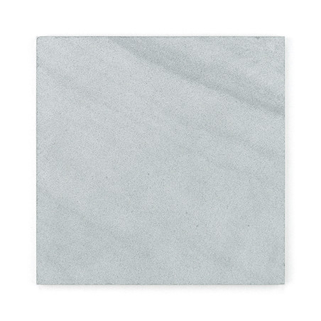 Carrelage carré en pierre. affichant une surface gris clair marbrée. ensemble isolé sur un fond blanc uni.