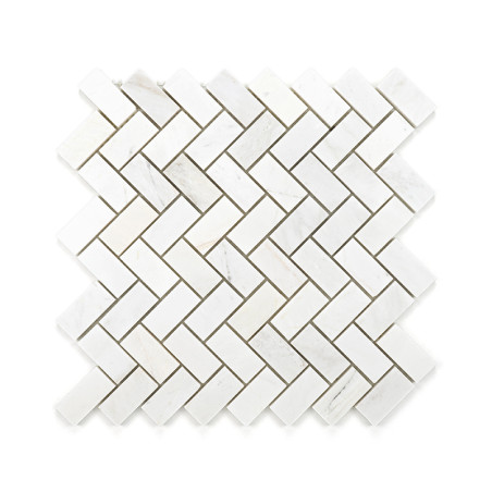 Witte rechthoekige marmeren tegels zijn gerangschikt in een visgraatpatroon en vormen een in elkaar grijpend geometrisch ontwerp