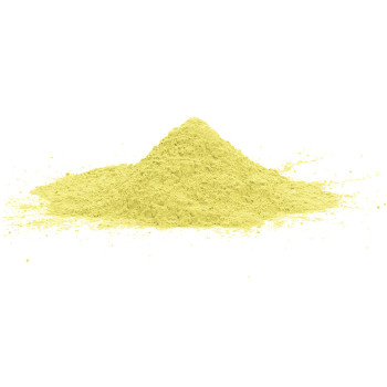 La poudre de résine-ciment jaune se trouve dans un petit monticule sur un fond blanc uni.