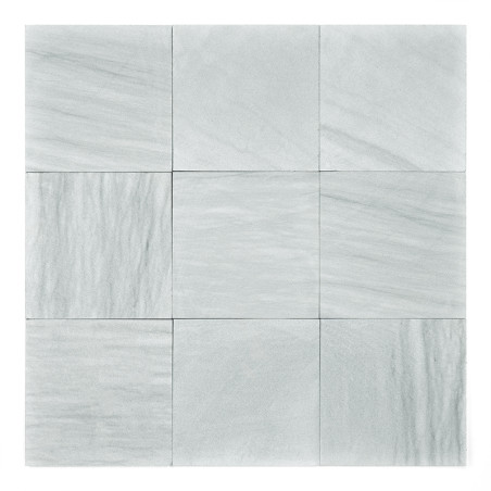 Neuf carreaux de pierre lisses gris clair disposés en quadrillage carré, affichant des motifs subtils et variés sur un fond uni.