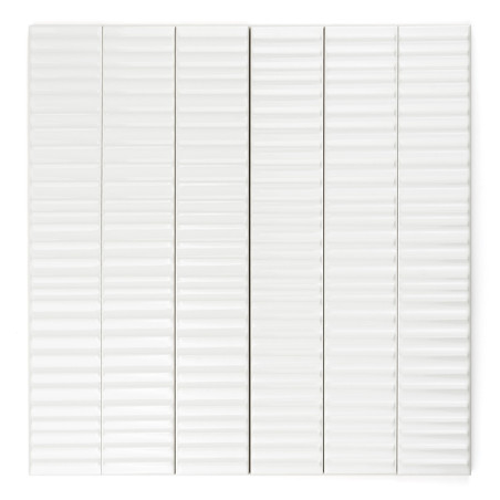 Des carreaux blancs rectangulaires, disposés verticalement avec une texture nervurée, créent un motif répétitif. Ils forment une