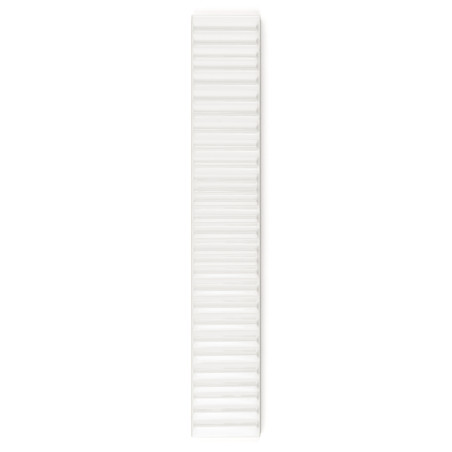 Un carreau rectangulaire long et étroit présente un motif ondulé, posé à plat sur un fond blanc uni.