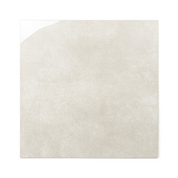 Un carreau de céramique carré présente une surface claire, texturée et mate. Il est placé sur un fond blanc uni, suggérant un en