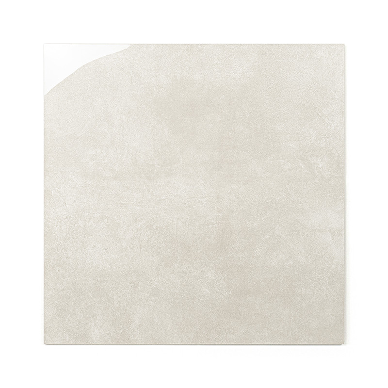 Un carreau de céramique carré présente une surface claire, texturée et mate. Il est placé sur un fond blanc uni, suggérant un en