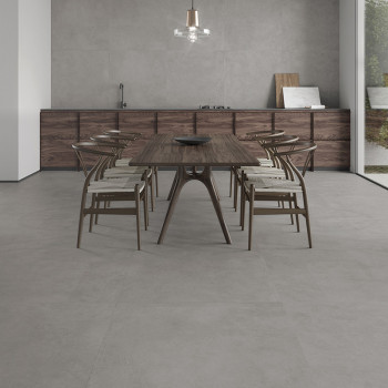 Een houten eettafel met stoelen staat op een gladde, lichtgrijze tegelvloer in een moderne keuken met een minimalistische inrich