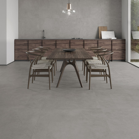 Een houten eettafel met stoelen staat op een gladde, lichtgrijze tegelvloer in een moderne keuken met een minimalistische inrich