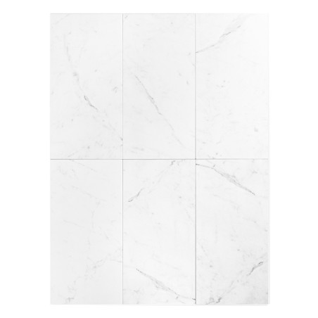 Les carreaux rectangulaires blancs présentent une subtile action de veines grises, créant un effet marbré dans un contexte de su