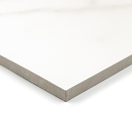 Un carreau blanc texturé présente une surface lisse et brillante. il est situé sur un fond uni et clair, soulignant ses bords ne