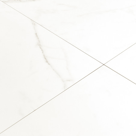 Los azulejos de mármol blanco presentan tenues vetas grises, formando un patrón de cuadrícula clásico. descansa sobre una superf
