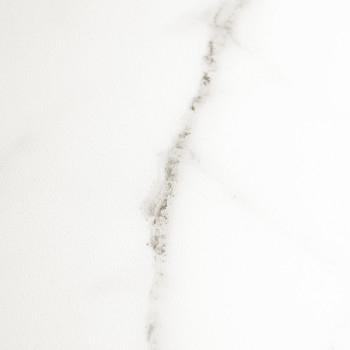 Los azulejos de mármol blanco muestran una sutil veta gris que corre en diagonal, creando una apariencia natural y elegante sobr