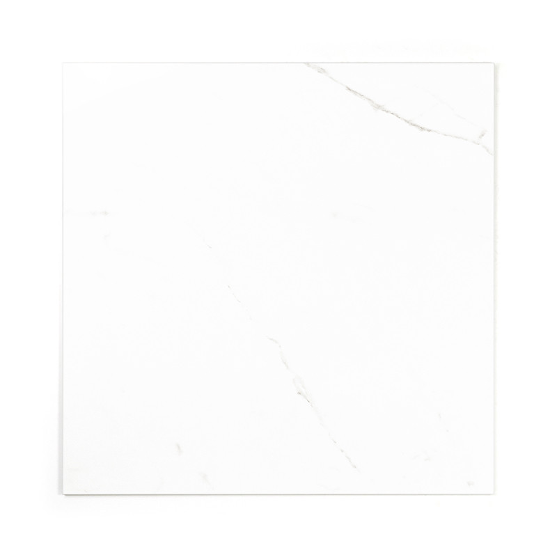 Un carreau carré blanc présente de subtiles veines grises, ressemblant à du marbre naturel, sur un fond uni, évoquant un style m