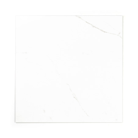 Un carreau carré blanc présente de subtiles veines grises, ressemblant à du marbre naturel, sur un fond uni, évoquant un style m