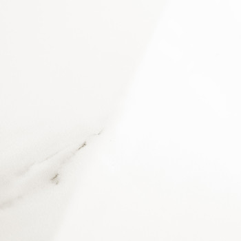 Un carreau blanc, doté de subtiles veines grises, repose sur un éclairage doux, créant une apparence élégante et minimaliste ada