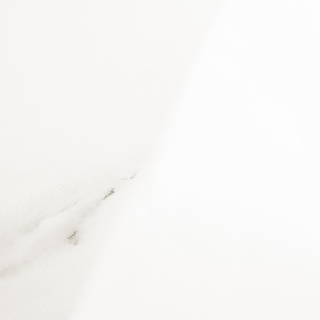 Un carreau blanc, doté de subtiles veines grises, repose sur un éclairage doux, créant une apparence élégante et minimaliste ada