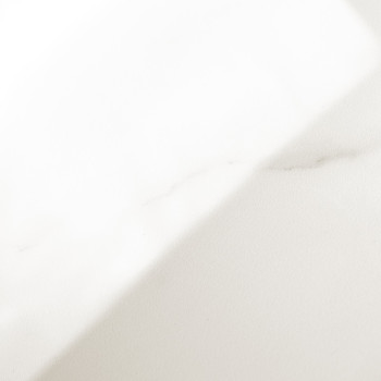 Un carreau de marbre blanc lisse avec de subtiles veines grises s'étend en diagonale sur une surface plane et bien éclairée, don