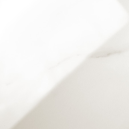 Un carreau de marbre blanc lisse avec de subtiles veines grises s'étend en diagonale sur une surface plane et bien éclairée, don