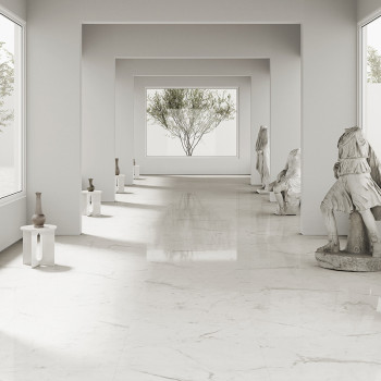 Des statues de marbre se dressent dans un couloir élégant et lumineux, chacune placée sur des socles à côté de sols lisses et ré