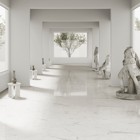 Des statues de marbre se dressent dans un couloir élégant et lumineux, chacune placée sur des socles à côté de sols lisses et ré
