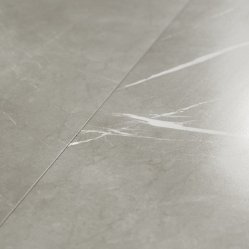 Les carreaux de céramique carrés présentent une surface gris clair avec de subtiles veines blanches imitant le marbre, créant un