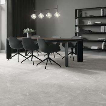 Uma moderna área de jantar apresenta uma mesa de madeira com seis cadeiras pretas, sob luzes pendentes esféricas, tendo como pan