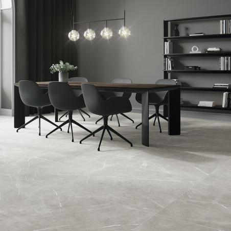 Uma moderna área de jantar apresenta uma mesa de madeira com seis cadeiras pretas, sob luzes pendentes esféricas, tendo como pan