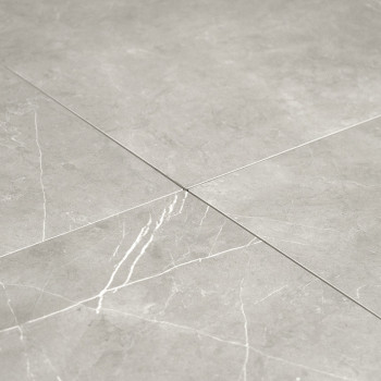 Les carreaux de céramique grise se croisent, mettant en valeur de subtiles veines blanches. Ils sont soigneusement disposés sur 