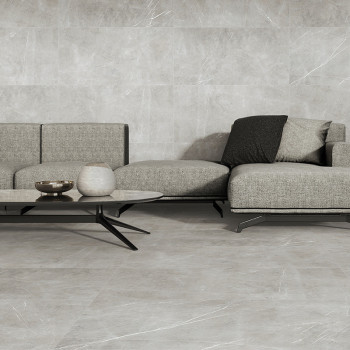 O piso de cerâmica cinza se estende por uma sala de estar minimalista com um sofá cinza moderno e uma mesa de centro elegante ad