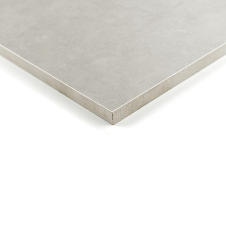 Um ladrilho quadrado cinza fosco repousa sobre uma superfície branca, suas bordas afiadas definindo um design limpo e minimalist