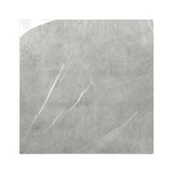 Un carreau de marbre gris carré et brillant présente des motifs de veines blanches, donnant un aspect texturé, sur un fond blanc
