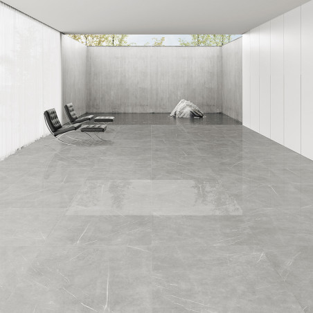 Piso de mármore cinza refletindo a luz, situado em uma sala minimalista com paredes brancas e cadeiras pretas modernas, com peça