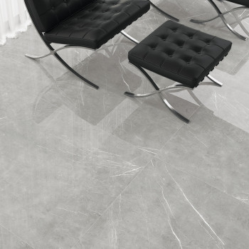 Cadeiras de couro preto tufado repousam sobre azulejos cinza claro com padrão de mármore. o quarto parece moderno e minimalista 
