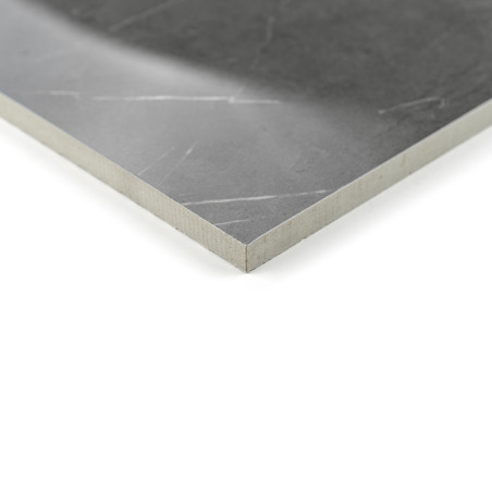 Un carreau de céramique carré avec une surface gris foncé lisse et brillante avec de subtiles veines blanches. représenté positi