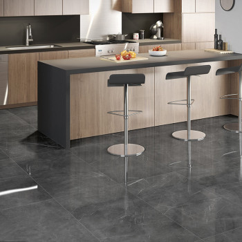 Uma ilha de cozinha moderna e elegante apresenta três bancos de bar e uma bancada limpa com fruteiras, cercada por azulejos de m