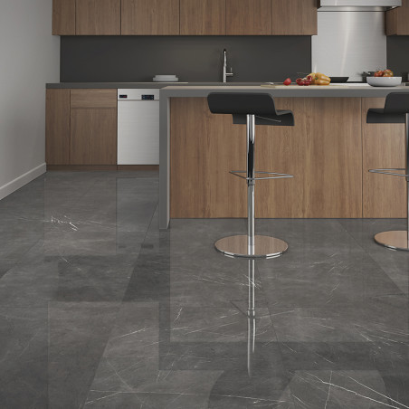 Des carreaux de marbre gris recouvrent le sol d'une cuisine moderne et reflètent la lumière. Des armoires en bois et un îlot cen