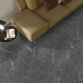 Des carreaux de marbre gris avec des veines blanches recouvrent le sol, à côté d'un canapé sectionnel marron et d'une table d'ap