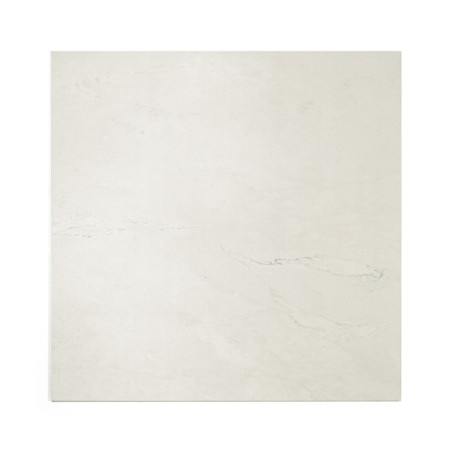 Un azulejo cuadrado en color beige claro muestra sutiles patrones jaspeados. Se apoya sobre un fondo blanco y liso.
