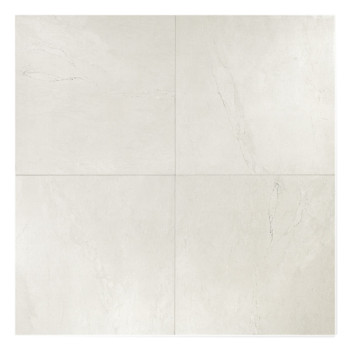 Un azulejo cuadrado en color beige claro muestra sutiles patrones jaspeados. Se apoya sobre un fondo blanco y liso.