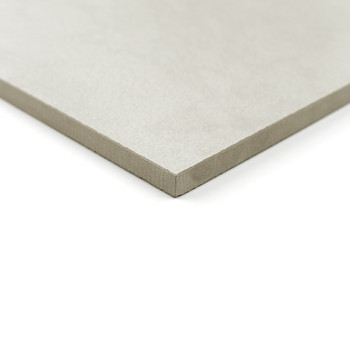 Un azulejo liso, cuadrado y de color gris claro se encuentra plano y muestra un borde limpio y nítido en un entorno blanco minim