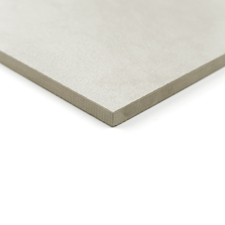 Un azulejo liso, cuadrado y de color gris claro se encuentra plano y muestra un borde limpio y nítido en un entorno blanco minim