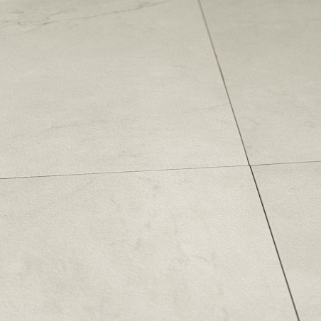 Los azulejos de color crema forman un patrón de cuadrícula con una textura sutil, colocados sobre una superficie de piso lisa, c