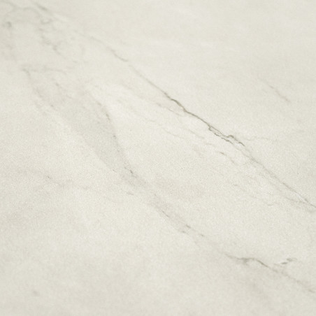 Un azulejo liso de color beige claro presenta sutiles vetas grises, que se asemejan al mármol, y agregan un toque elegante adecu