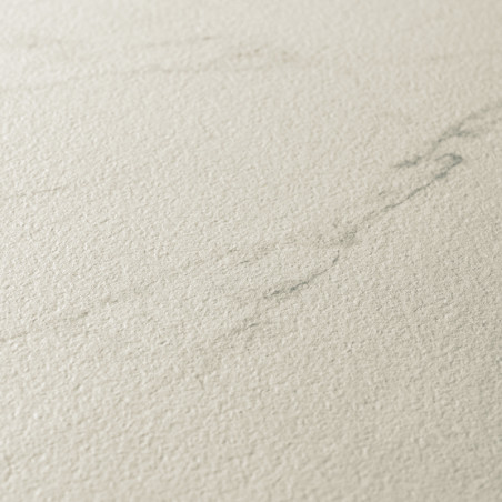 Los azulejos de cerámica beige presentan sutiles vetas grises, creando una apariencia de piedra natural. La superficie texturiza