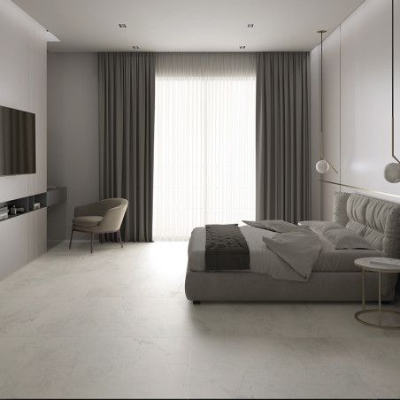 Un dormitorio moderno cuenta con una cama baja tapizada ubicada cerca de cortinas del piso al techo. Una silla minimalista y mes