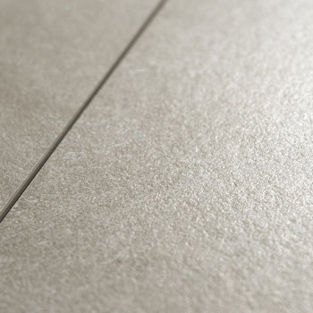 Una losa de cerámica mate con textura se encuentra en una vista de primer plano, mostrando su superficie sutil de color gris cla