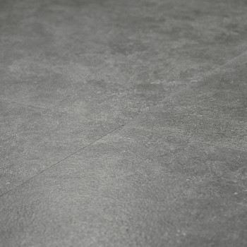 Los azulejos de piedra gris se unen perfectamente, formando una superficie lisa y plana. Sus sutiles variaciones de textura y co