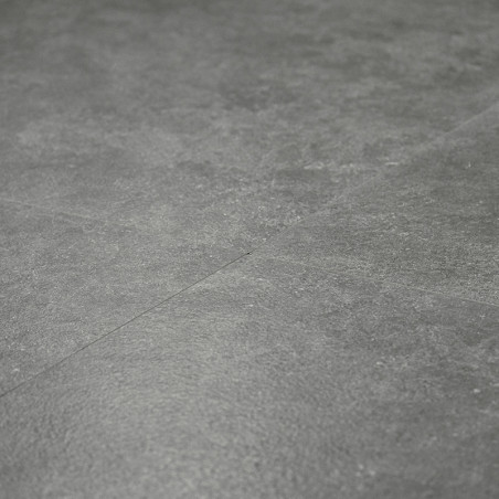 Los azulejos de piedra gris se unen perfectamente, formando una superficie lisa y plana. Sus sutiles variaciones de textura y co