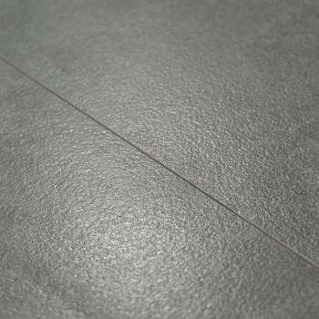 azulejos con textura gris, que muestran un brillo sutil, descansan planas. Una estrecha línea de lechada divide Los azulejos, lo