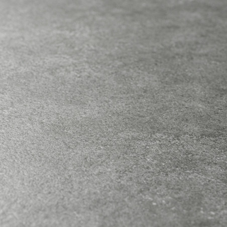 Un azulejo gris liso con una textura sutil descansa sobre una superficie plana, creando una apariencia tranquila y minimalista a